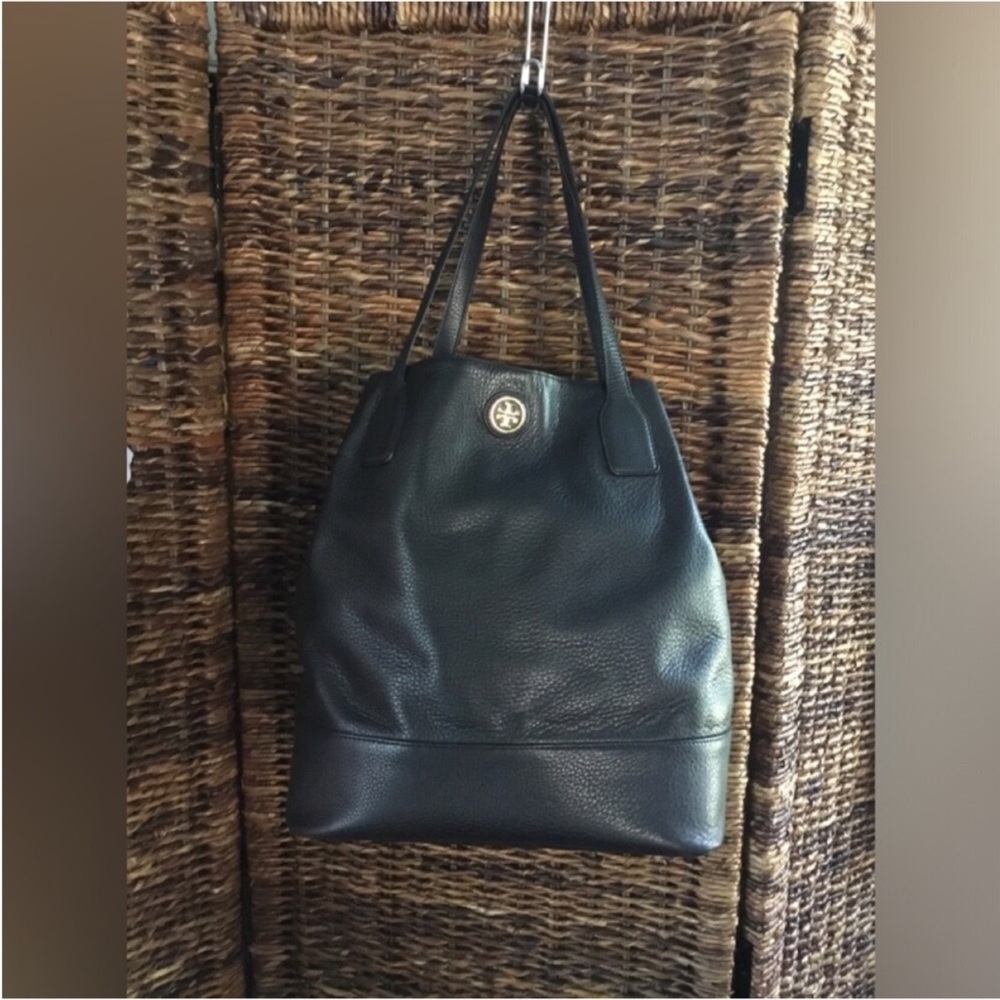 TORY BURCH MICHELLE BLACK PEBBLED LEATHER BUCKET TOTE BLACK GOLD LOGO
